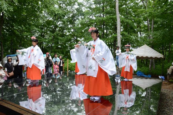 空気神社の神殿上で巫女の舞を披露する写真