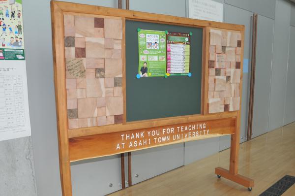 ブランド大学で使用されている大小の木材パネルが連なる特製黒板の写真1