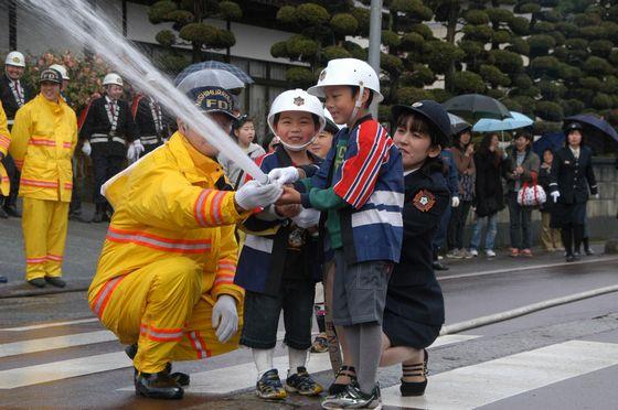 幼年防火クラブの放水訓練の様子の写真