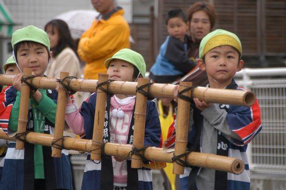 はしごを運んでいる園児たちの写真