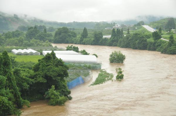 八天橋から見た最上川下流側の写真