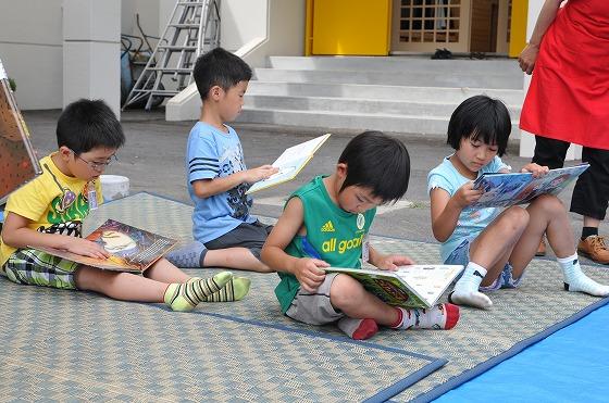 読書を楽しむ子供たちの写真