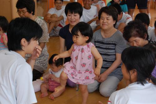 子どもたちとのふれあいの様子の写真1