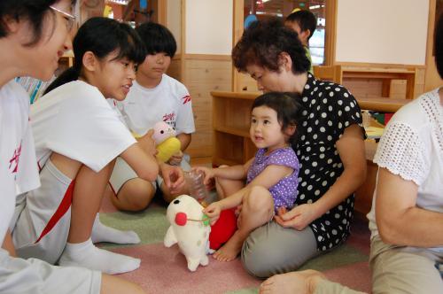 子どもたちとのふれあいの様子の写真3