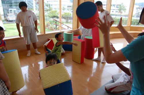 子どもたちとのふれあいの様子の写真2