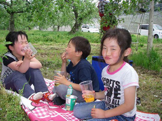 仕事の後に飲み物を飲む子どもたちの写真