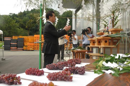 神棚に玉串とブドウを奉納している鈴木町長の写真