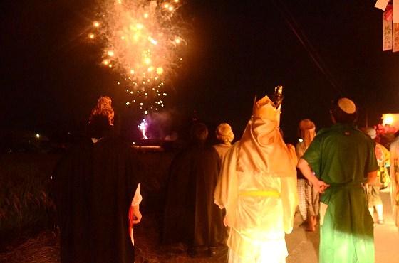 大谷風神祭の花火を眺めている様子の写真