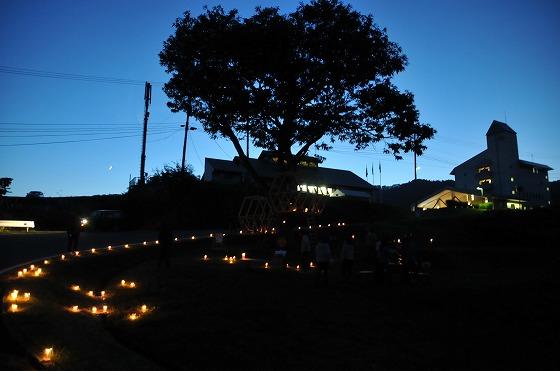 夜空を背景にAsahi自然観の敷地内で火を灯す沢山のキャンドルの写真