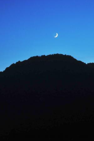 Asahi自然観の南西の夜空に浮かぶ三日月の写真