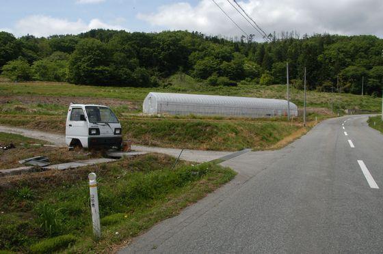 目印の運転席しかない軽トラックの写真