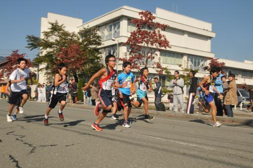 創遊館前をスタートする1区の選手たちの写真