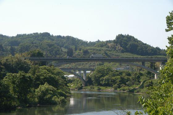 下流から橋を撮影した写真1