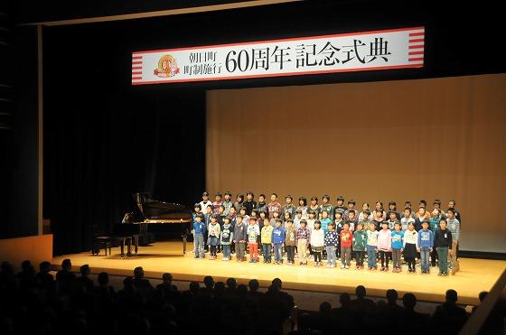 西五百川小学校の全校児童が登場して合唱する写真1