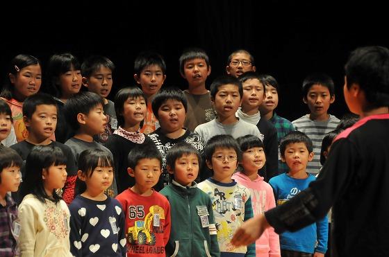 西五百川小学校の全校児童が登場して合唱する写真2