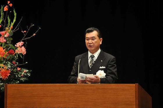 鈴木町長が式辞で今後のさらなる発展を誓っている写真