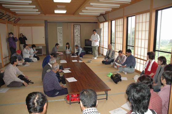 公民館にて「ブナの森探索会」のコース説明をする様子の写真