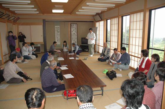 公民館にて「ブナの森探索会」のコース説明をする様子の写真