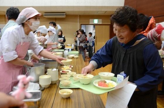 給食配り