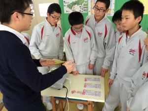 町PRキャラクター「桃色ウサヒ」を朝日中学校の生徒達に誕生物語と企画趣旨を説明する写真