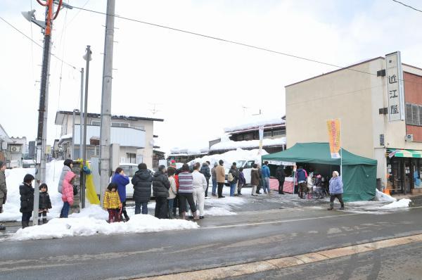 引力バーガーの販売開始を待つ人の行列の写真