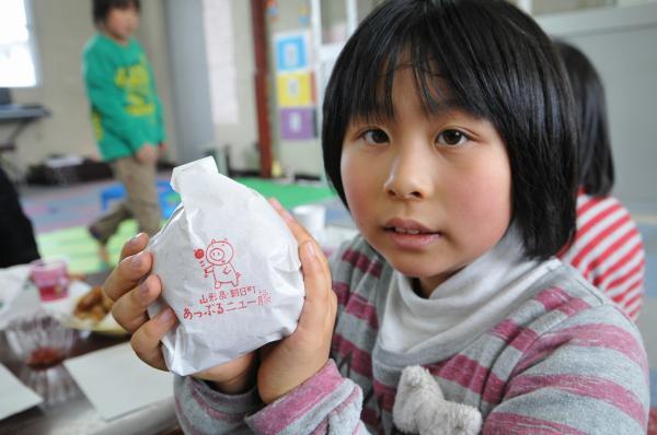 引力バーガーを食べる子どもの写真1