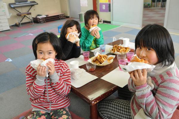 引力バーガーを食べる子どもの写真2