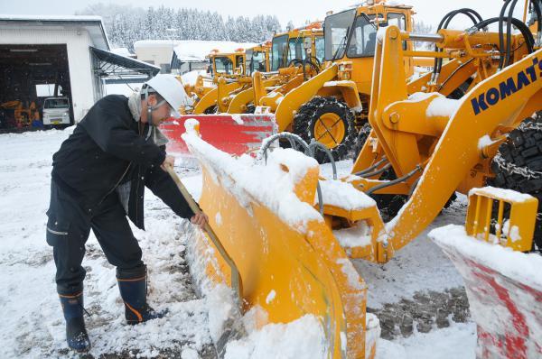 ブレード部分についた雪を取り除いている写真