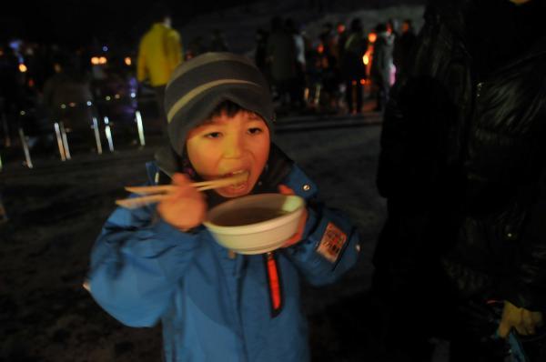温かい食べ物を食べる参加者の写真