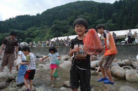 魚を捕まえた参加者の写真