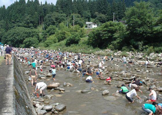 さかなをつかみどりしている参加者たちの写真