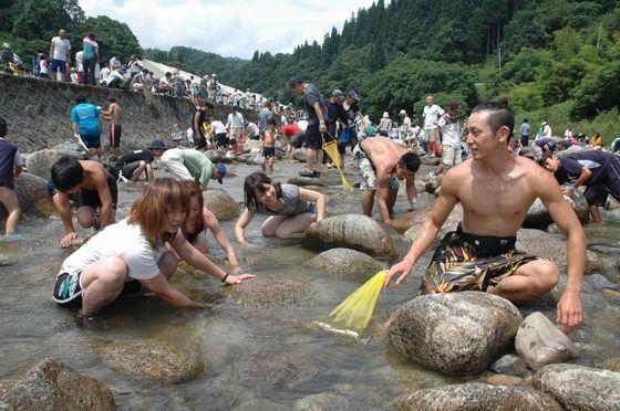 魚をつかみ取りしている参加者の写真3