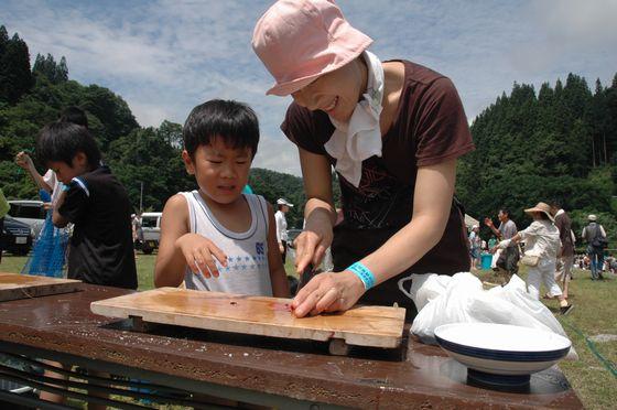 捕まえた魚をさばいている様子の写真