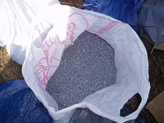 「菜の花の種まき・収穫祭」で使われたビニール袋に入った消石灰でコーティングした種の写真