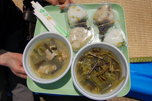 菜の花おにぎりと山菜の炊き込みご飯と山菜汁の写真