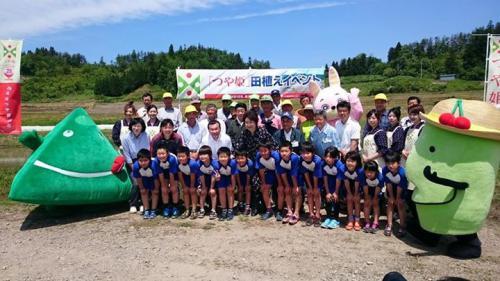 西五百川小学校のみんなと記念撮影