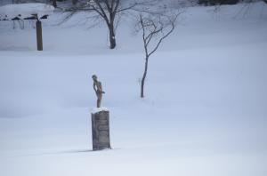 積雪の中に立つ弥生姫像の写真