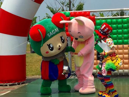 ウサヒの腹ポケットを探るチェリン