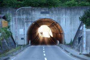 夏至前後の午後6時21分頃の太郎トンネル（夕陽の入り始め）の写真