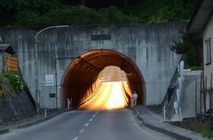 夏至前後の午後6時33分頃の太郎トンネル（夕陽がトンネルを貫通）の写真