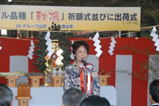 神事が執り行われた後出席者の前でマイクを使ってあいさつをする吉村知事の写真