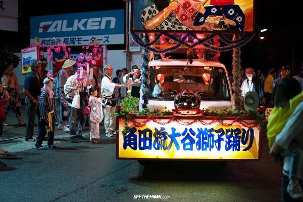 祭り仕様に装飾されているトラックの写真