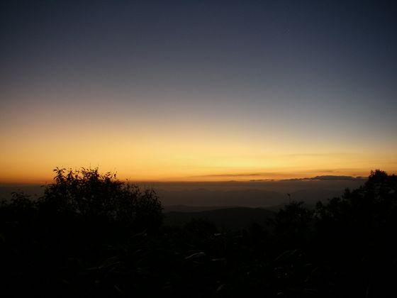朝日が登る直前の夜明けの写真
