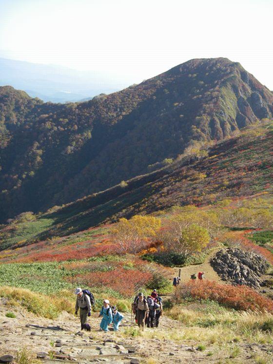 紅葉色づく銀玉水付近で休憩後、足取り軽く出発する様子の写真