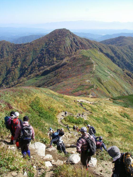 恵まれた天候で賑わう登山道の様子の写真