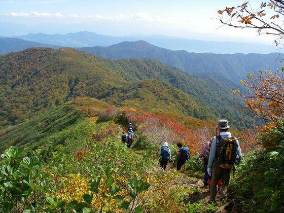 満足で下山してゆく様子の写真