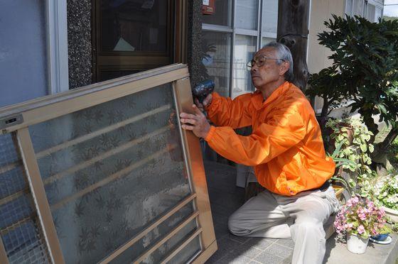 建具の調整を行う職人さんの写真