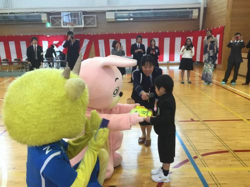 宮宿小学校で贈呈式