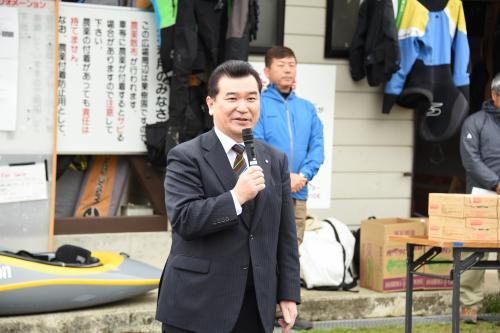開会式であいさつする鈴木町長の写真