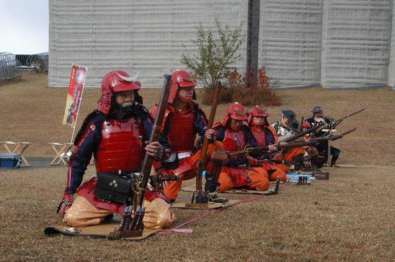 参加者全員による早撃ちで定位につく様子の写真